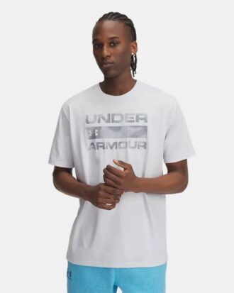 Camiseta con logotipo apilado