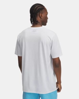 Camiseta con logotipo apilado
