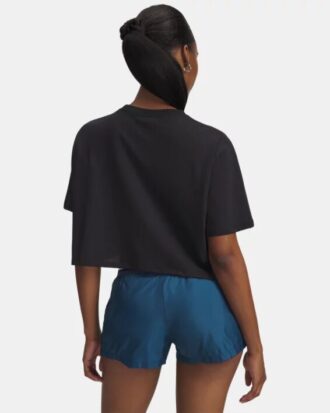 Camiseta corta con logotipo