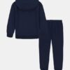 Conjunto de sudadera con capucha y cremallera con logotipo de la marca Conjunto de sudadera con capucha y cremallera con logotipo de la marca